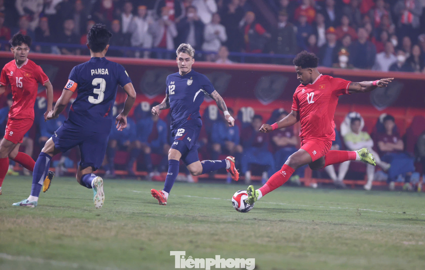 Tiền đạo 27 tuổi khởi đầu mạnh mẽ và có cú sút ngay phút thứ 4, nhưng bóng lại tìm đến vị trí của thủ môn Khammai.