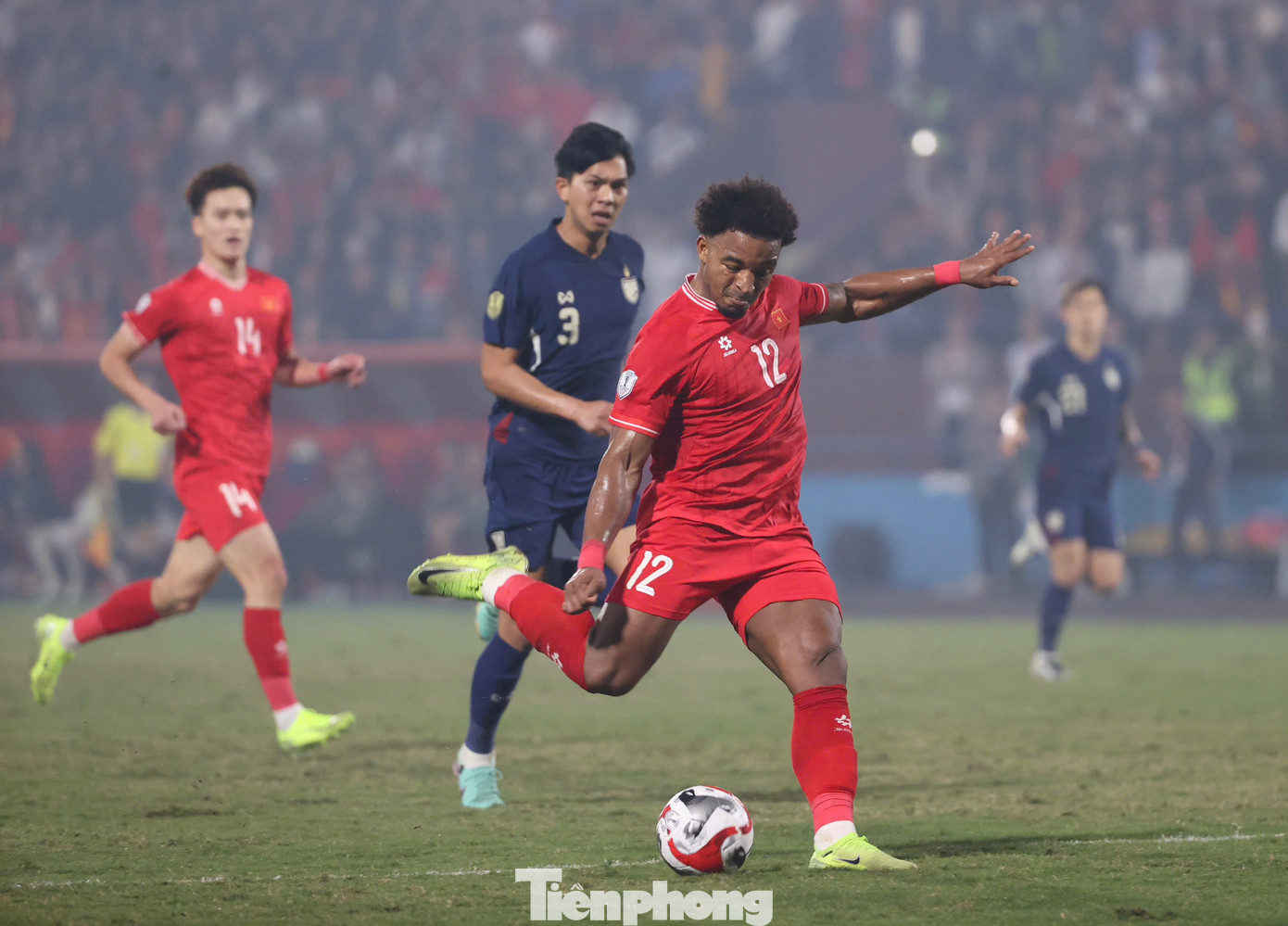 Nhưng 12 phút sau, khoảng cách đã được nâng lên thành 3, bởi Xuân Son một lần nữa lập công. Anh cướp bóng từ giữa sân, bứt phá mạnh mẽ và tung cú sút chéo góc vào góc xa, nâng tỷ số lên 2-0.