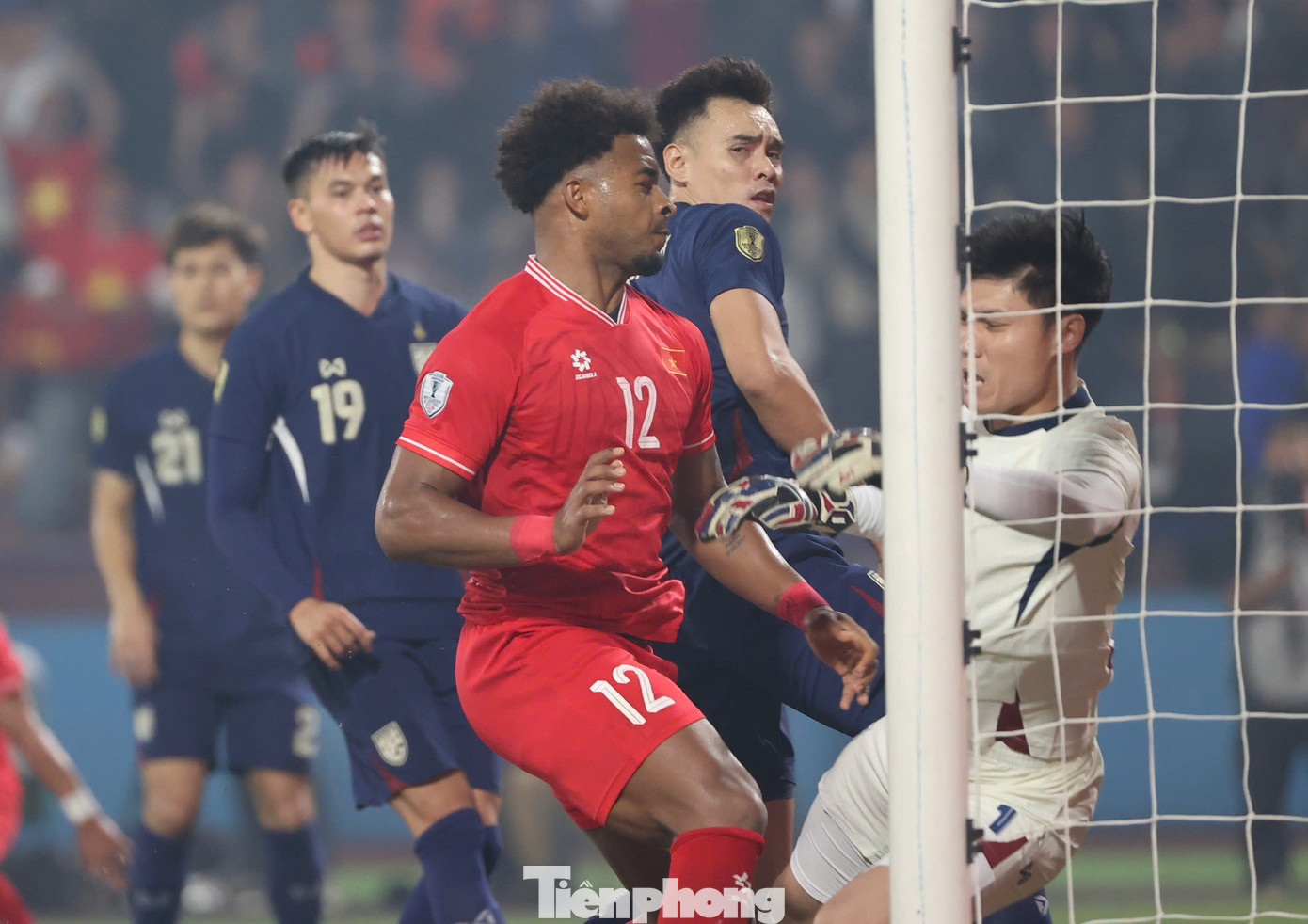 Và giây phút tất cả mong chờ đã đến ở phút 60. Trong pha chạm bóng thứ 35 và cú dứt điểm thứ 6, Xuân Son đã ghi bàn với cú đánh đầu cận thành sau đường kiến tạo của Văn Thanh.