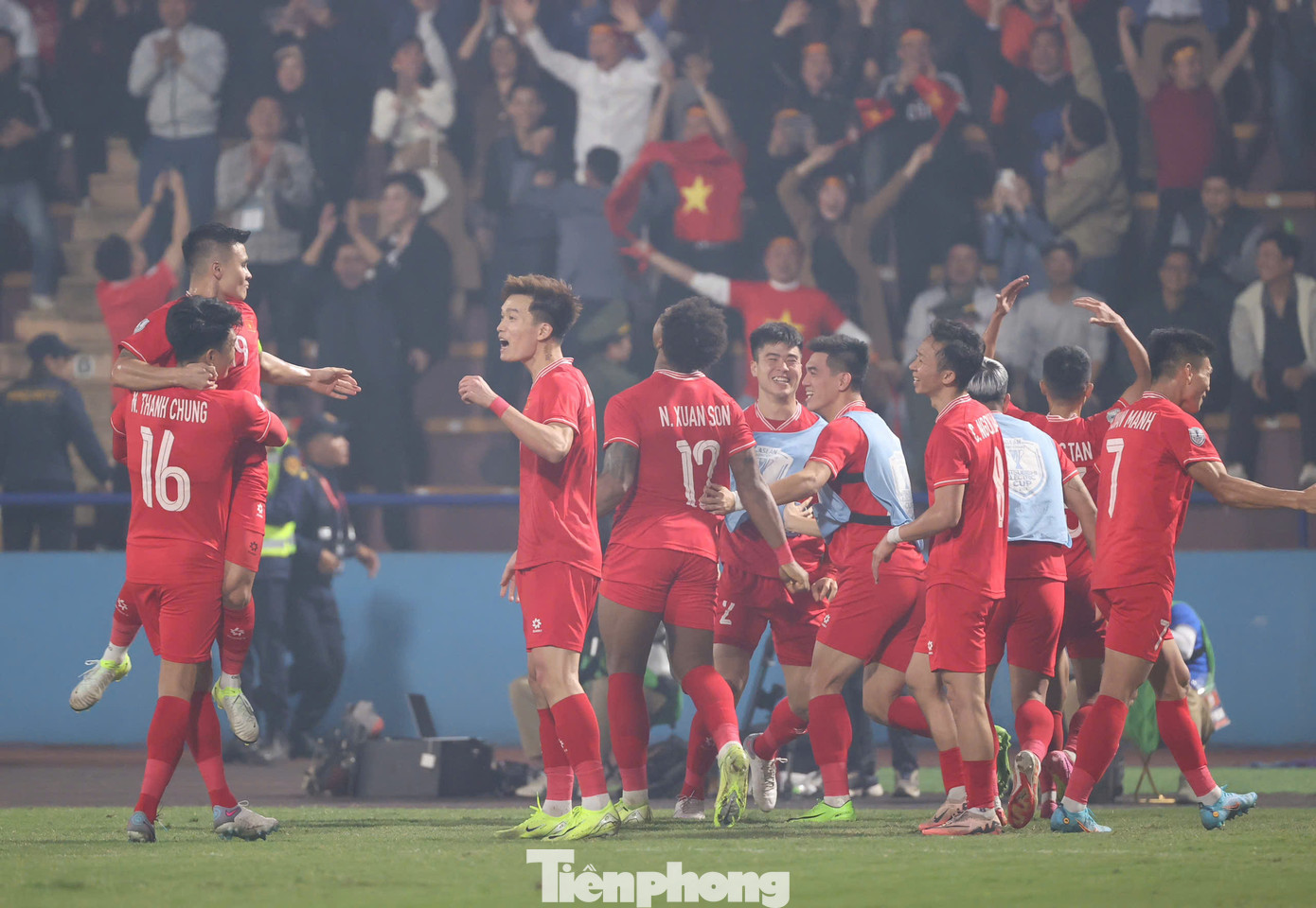 Và giây phút tất cả mong chờ đã đến ở phút 60. Trong pha chạm bóng thứ 35 và cú dứt điểm thứ 6, Xuân Son đã ghi bàn với cú đánh đầu cận thành sau đường kiến tạo của Văn Thanh.
