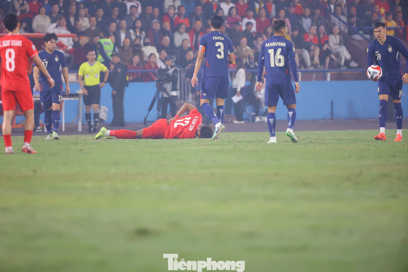 Những màn trình diễn nổi bật ở 3 trận trước khiến Xuân Son bị các cầu thủ Thái Lan theo kèm rất chặt. Không ít lần anh phải nằm sân và tỏ ra đau đớn sau các tình huống phạm lỗi.