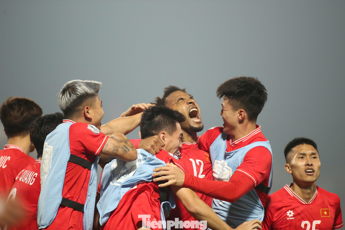 Tiền đạo người Brazil không thể kìm nén cảm xúc. Anh hét lên sung sướng và có màn ăn mừng đầy phấn khích cùng đồng đội.