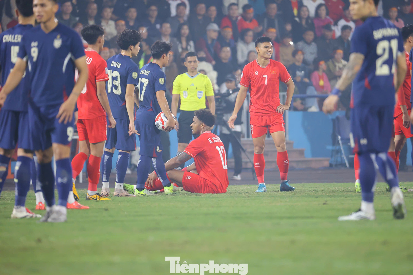 Những màn trình diễn nổi bật ở 3 trận trước khiến Xuân Son bị các cầu thủ Thái Lan theo kèm rất chặt. Không ít lần anh phải nằm sân và tỏ ra đau đớn sau các tình huống phạm lỗi.