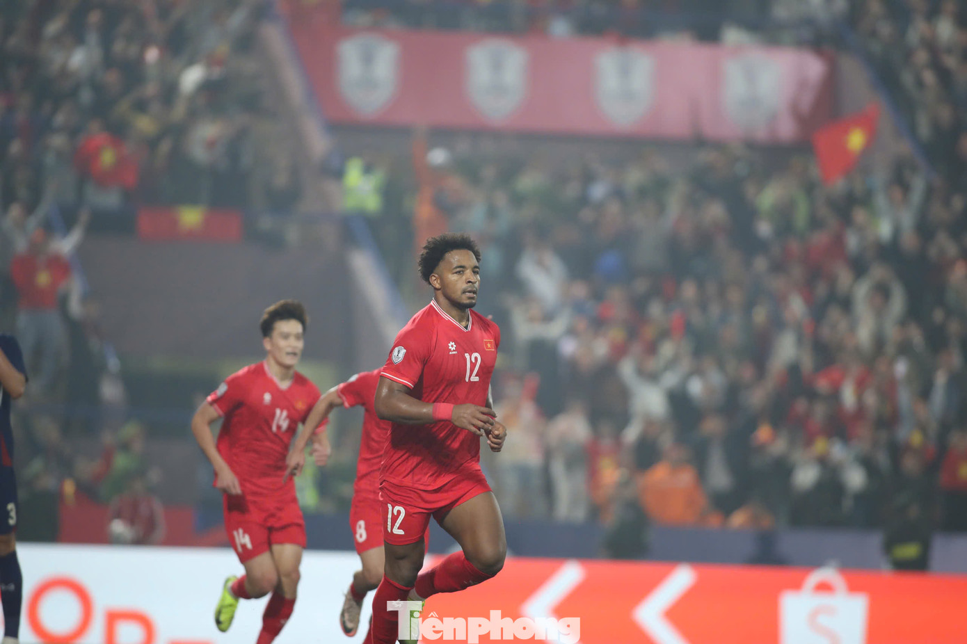 Thật may, Xuân Son vẫn ổn khi bước vào hiệp hai. Anh cũng lấy lại sự điềm tĩnh và có cú đánh đầu nguy hiểm ngay phút 51.