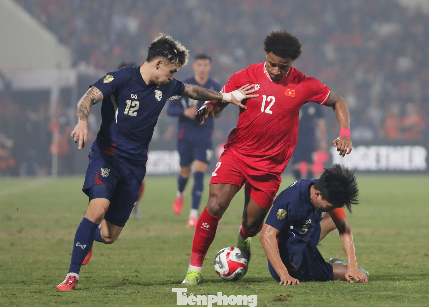 Nguyễn Xuân Son khiến các hậu vệ Thái Lan chật vật để đối phó. Nguyễn Xuân Son khiến các hậu vệ Thái Lan chật vật để đối phó.