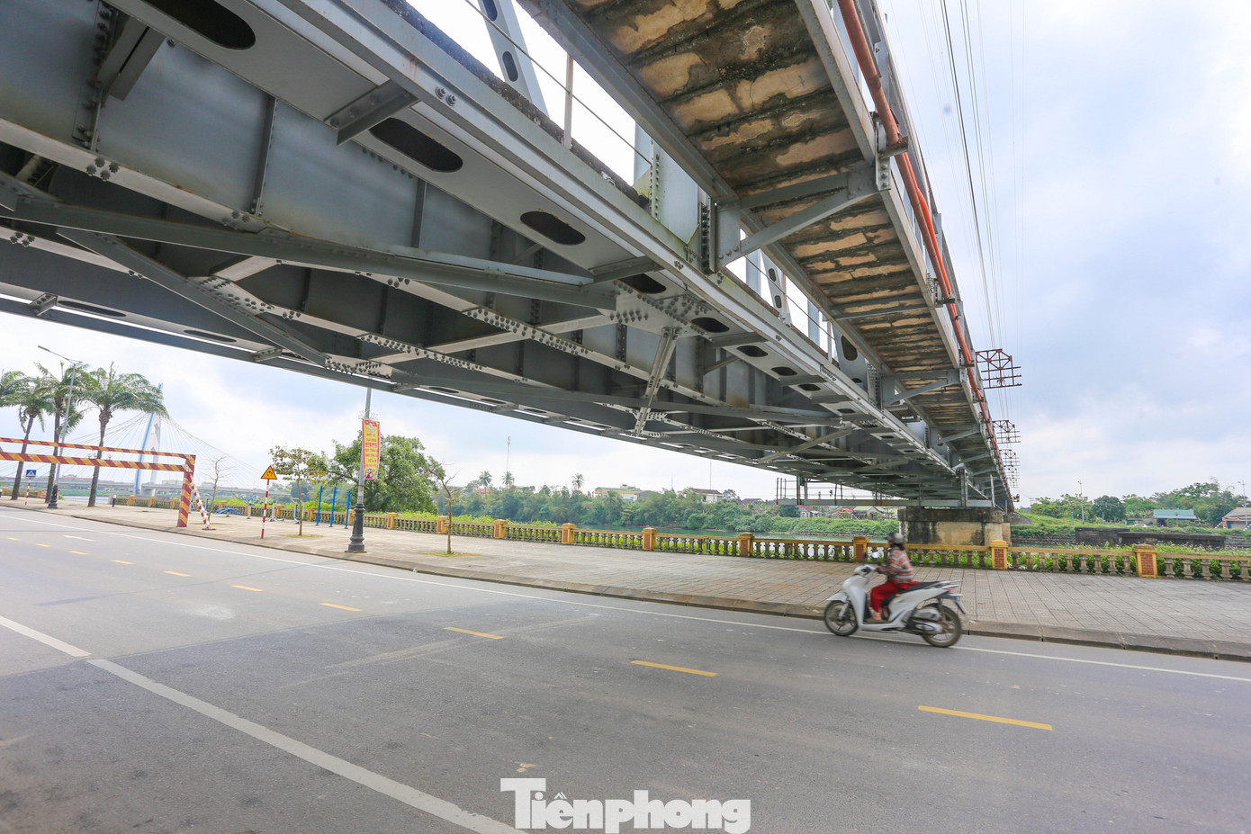 Ngoài ra còn cầu Đông Hà, Bạch Đằng, 28 tháng 4 và cầu Sông Hiếu.