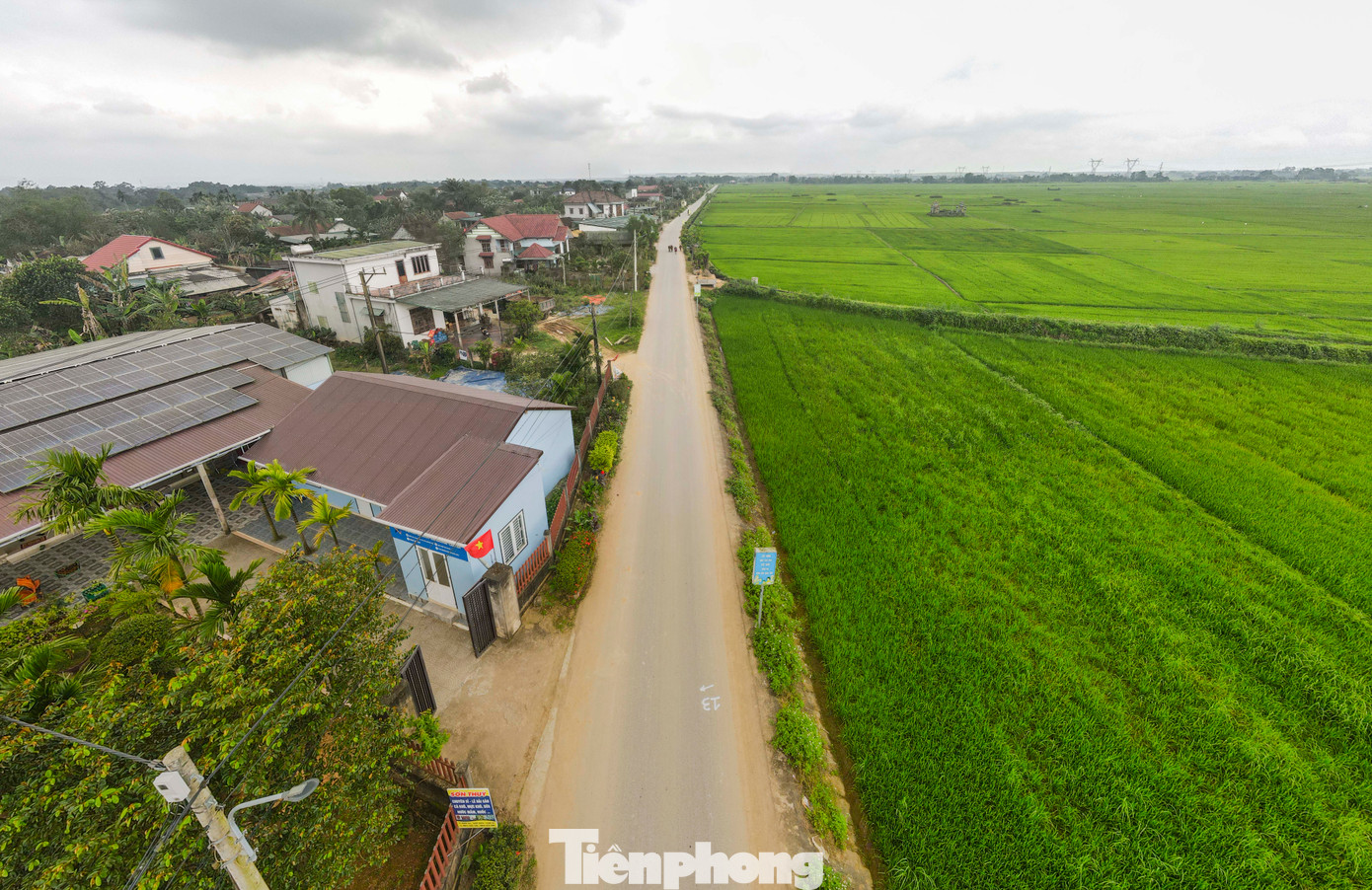 Đoạn đường Hoàng Diệu nối với Đường Mới lại cung cấp một trải nghiệm khác, khi một bên là cánh đồng lúa ngát hương cùng khung cảnh yên bình của làng quê Quảng Trị.