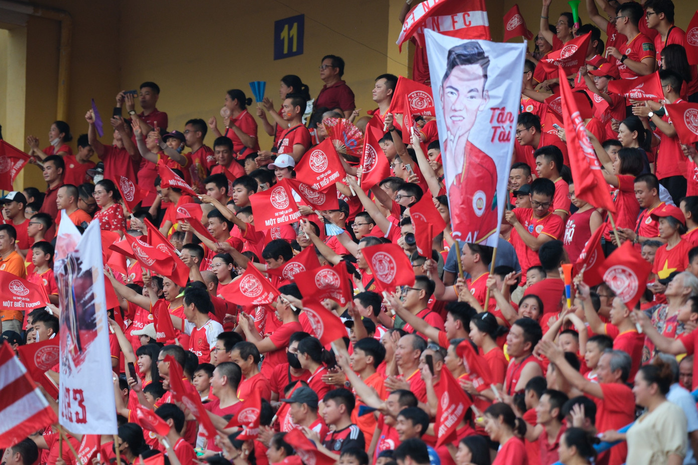 Hàng ngàn CĐV CAHN luôn tạo nên những mảng màu đỏ rực trên khán đài, tiếp lửa cho các cầu thủ dưới sân.