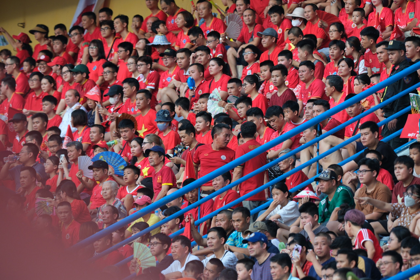 Hàng ngàn CĐV CAHN luôn tạo nên những mảng màu đỏ rực trên khán đài, tiếp lửa cho các cầu thủ dưới sân.