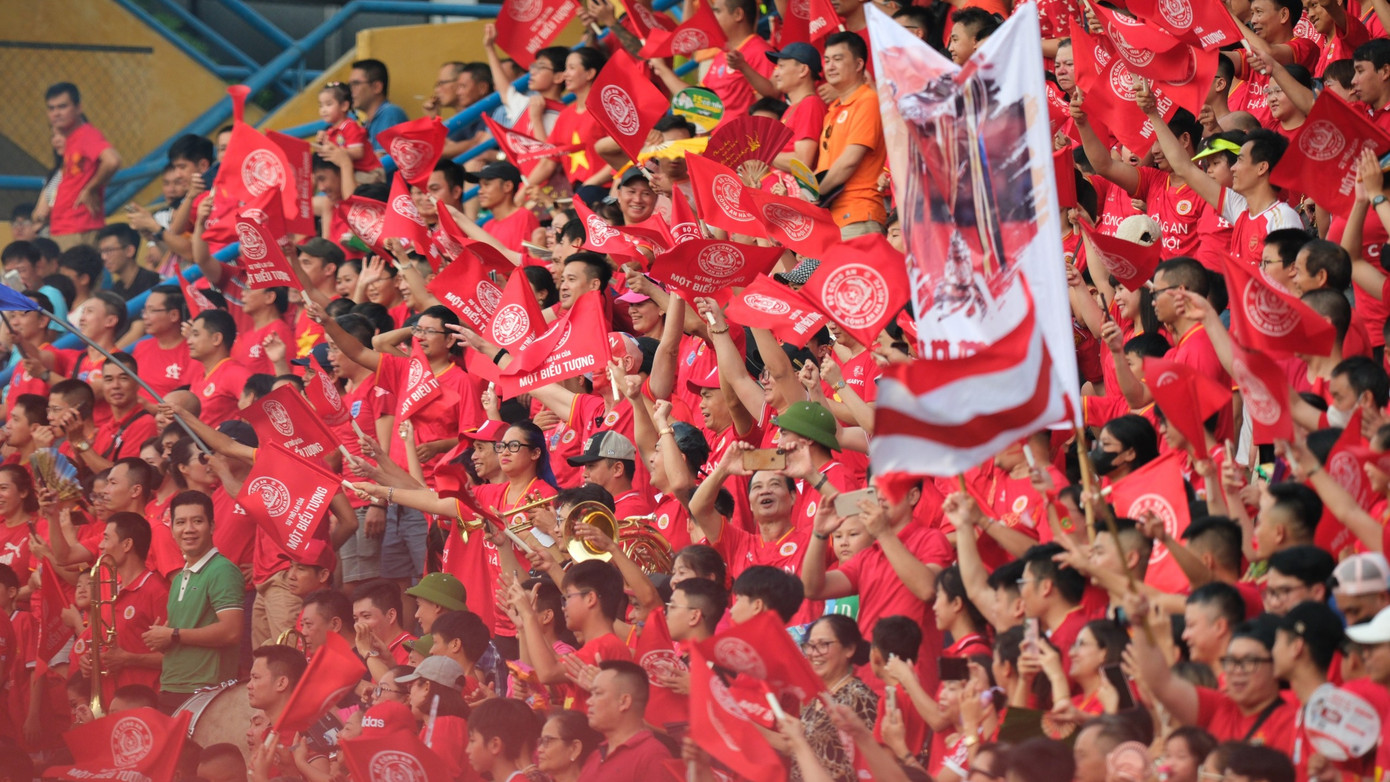 Hàng ngàn CĐV CAHN luôn tạo nên những mảng màu đỏ rực trên khán đài, tiếp lửa cho các cầu thủ dưới sân.