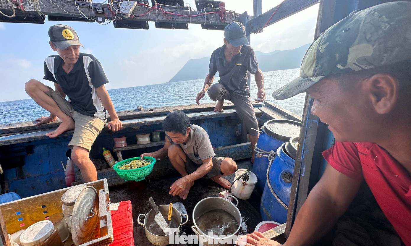 Khoảng 4h30 chiều, các ngư dân bắt đầu nấu nướng và dọn cơm. Bữa ăn nấu vội trên tàu gồm một nồi thịt heo xào dưa và một nồi canh cá (được câu trên đường ra khơi). Tuy đơn sơ nhưng đầm ấm, tất cả ăn ngon lành, lấy sức cho một đêm dài sắp tới.