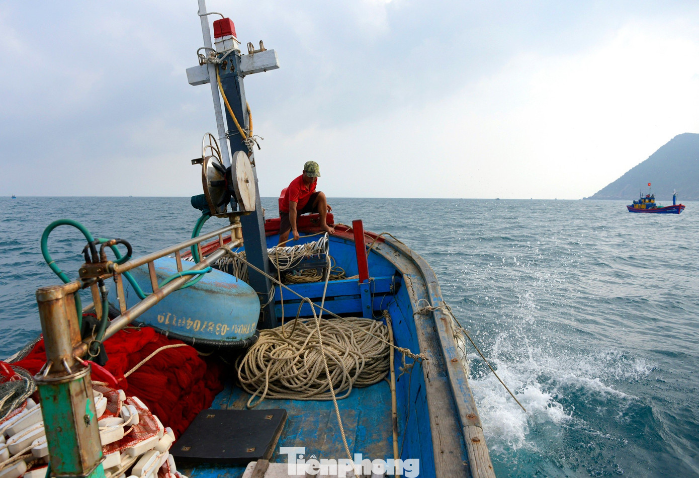 Một ngày đánh cá của ngư dân Phú Yên bắt đầu vào buổi chiều. Nhờ sự giúp đỡ của Sở Nông nghiệp và Phát triển nông thôn tỉnh Phú Yên và Đại úy Huỳnh Kim Đỉnh thuộc Đồn Biên phòng Hòa Hiệp Nam, chúng tôi lên con tàu mang số hiệu PY51629TS, theo chân các ngư dân rời cảng Phú Lạc, phường Hòa Hiệp Nam, thị xã Đông Hòa lúc 2 rưỡi chiều.
