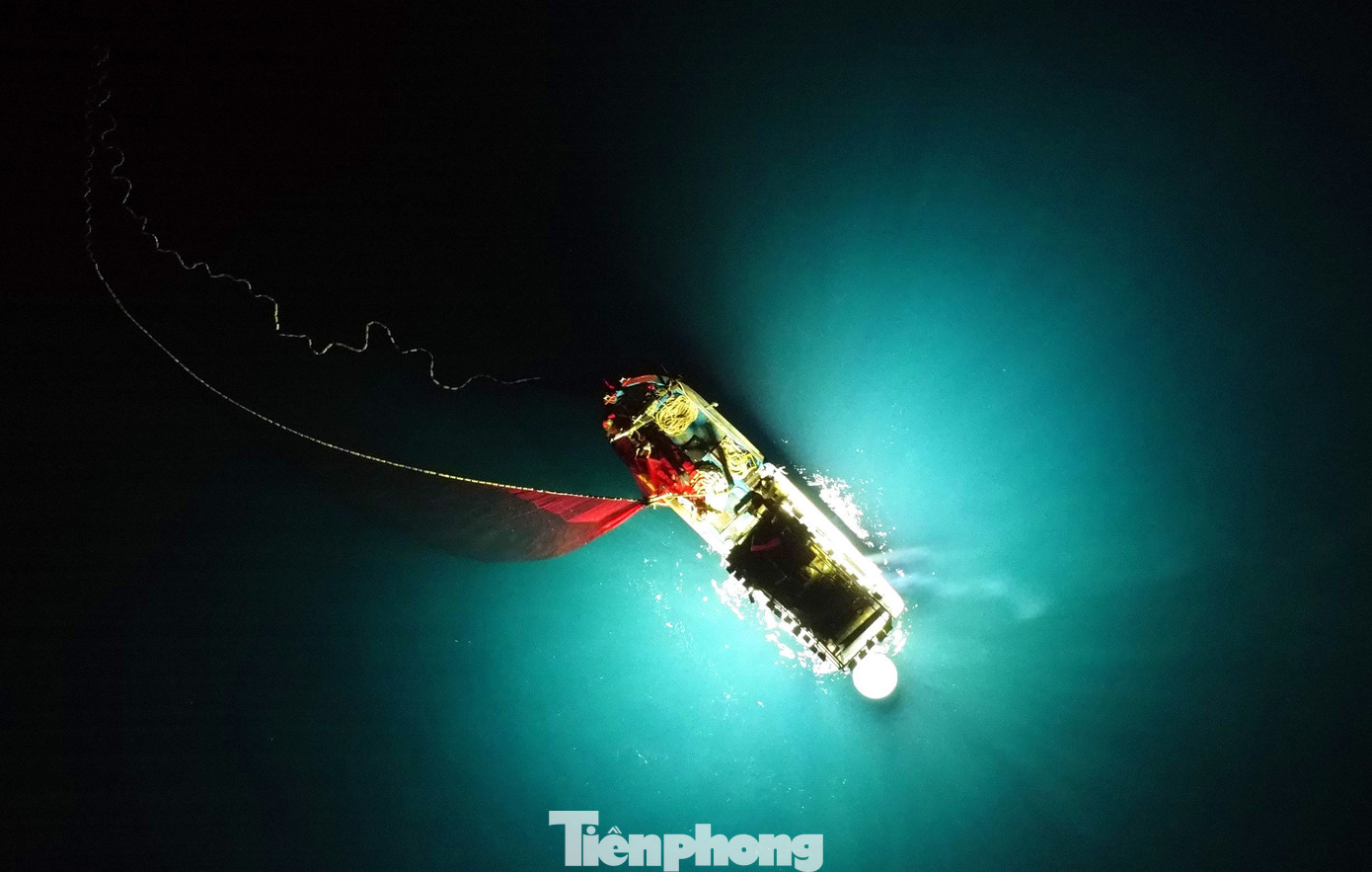 Khoảng 8h tối, thuyền bắt đầu thả lưới. Lần lượt đèn được bật, phao tiêu, cánh lưới, thân và tùng lưới (phần có mắt lưới nhỏ nhất có chức năng giữ và bắt cá) được thả xuống. Các ngư dân hành động gấp rút và không có động tác thừa.