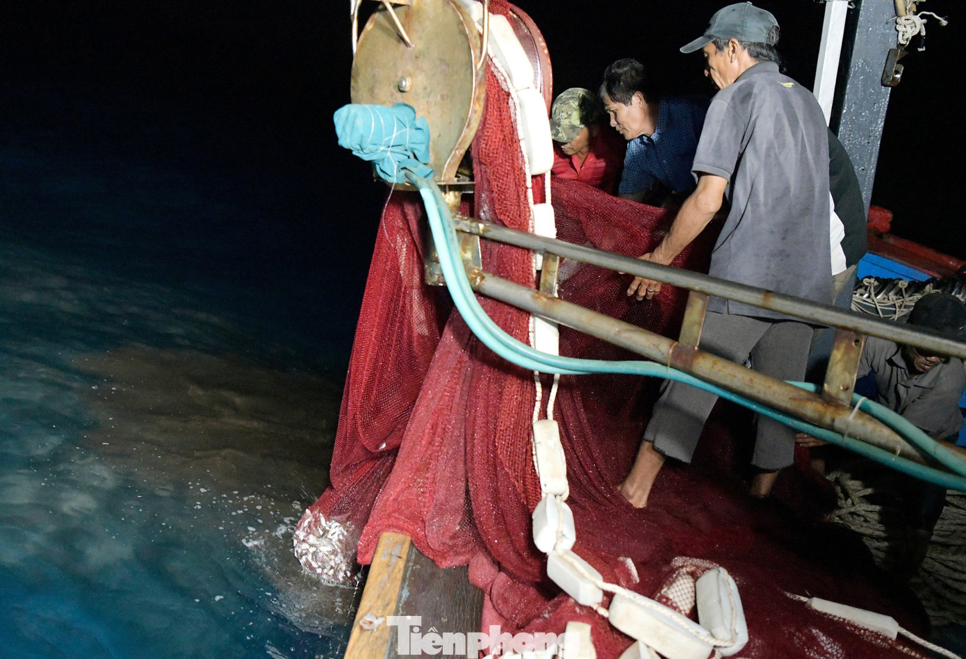 Công cuộc thu lưới cũng được tiến hành nhanh chóng. Đây là công đoạn vất vả, nặng nhọc nhất. Dù đã lường trước khi ra khơi ngày 17 âm bởi trăng vẫn sáng, các ngư dân vẫn thất vọng trước thành quả không như mong đợi. Chú Thoại tâm sự, đi biển quắt quẻ đêm hôm, đủ chuyện sóng gió. Chú ráng làm để con cháu ăn học, có trình độ, sau này làm việc trên bờ, tính toán đầu óc phẻ (khỏe) hơn.