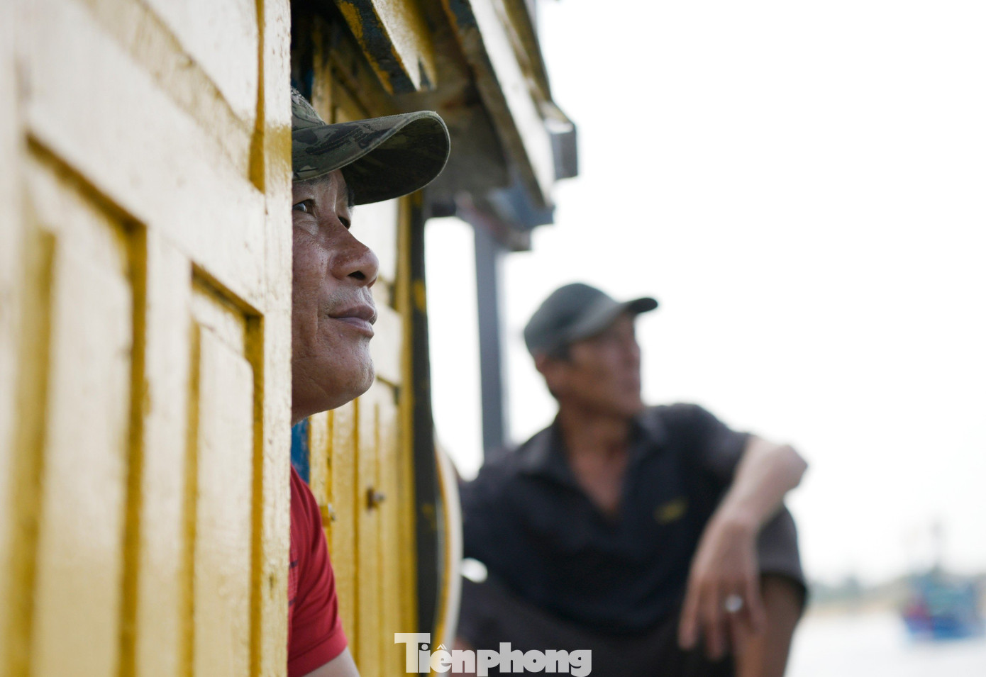 Làm nghề đánh cá, những chuyến ra khơi phải xét theo trăng. Những hôm rằm, trăng sáng quá không đánh bắt được, ngư dân phải nghỉ. Ngày chúng tôi đi nhằm hôm 17 âm. Theo chú Huỳnh Thanh Tuấn, 51 tuổi, những ngày 16-17 đánh bắt khó khăn nhưng tàu buộc phải đi, nghỉ lâu không được. Đi biển được 10 năm, chú cho biết biển Phú Yên luôn sóng yên, biển lặng, đúng với câu "mảnh đất an - hòa, đất phú trời yên".