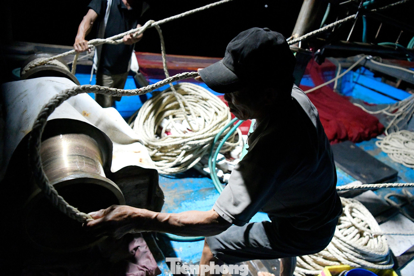 Công cuộc thu lưới cũng được tiến hành nhanh chóng. Đây là công đoạn vất vả, nặng nhọc nhất. Dù đã lường trước khi ra khơi ngày 17 âm bởi trăng vẫn sáng, các ngư dân vẫn thất vọng trước thành quả không như mong đợi. Chú Thoại tâm sự, đi biển quắt quẻ đêm hôm, đủ chuyện sóng gió. Chú ráng làm để con cháu ăn học, có trình độ, sau này làm việc trên bờ, tính toán đầu óc phẻ (khỏe) hơn.