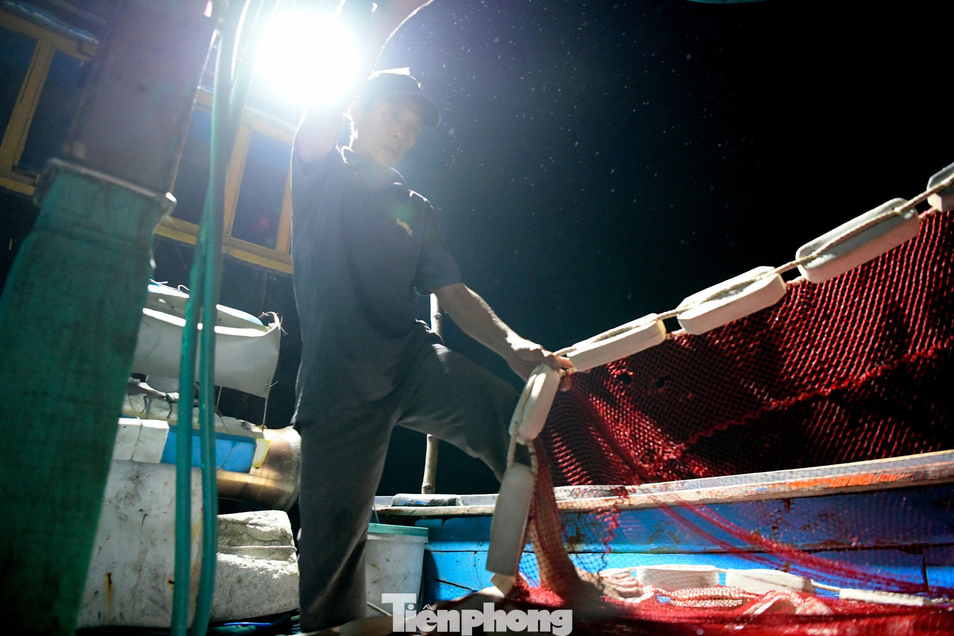 Công cuộc thu lưới cũng được tiến hành nhanh chóng. Đây là công đoạn vất vả, nặng nhọc nhất. Dù đã lường trước khi ra khơi ngày 17 âm bởi trăng vẫn sáng, các ngư dân vẫn thất vọng trước thành quả không như mong đợi. Chú Thoại tâm sự, đi biển quắt quẻ đêm hôm, đủ chuyện sóng gió. Chú ráng làm để con cháu ăn học, có trình độ, sau này làm việc trên bờ, tính toán đầu óc phẻ (khỏe) hơn.