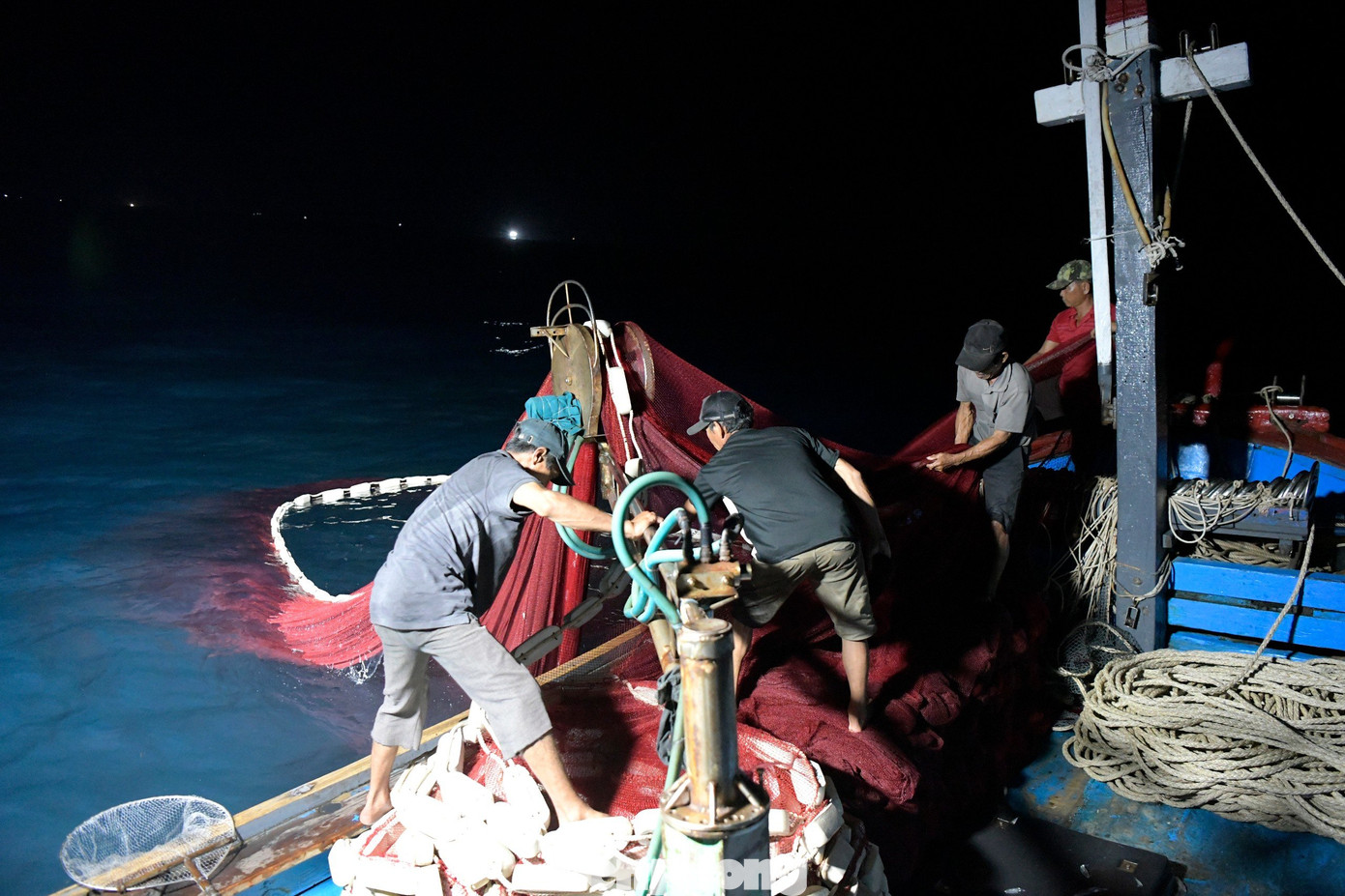 Công cuộc thu lưới cũng được tiến hành nhanh chóng. Đây là công đoạn vất vả, nặng nhọc nhất. Dù đã lường trước khi ra khơi ngày 17 âm bởi trăng vẫn sáng, các ngư dân vẫn thất vọng trước thành quả không như mong đợi. Chú Thoại tâm sự, đi biển quắt quẻ đêm hôm, đủ chuyện sóng gió. Chú ráng làm để con cháu ăn học, có trình độ, sau này làm việc trên bờ, tính toán đầu óc phẻ (khỏe) hơn.