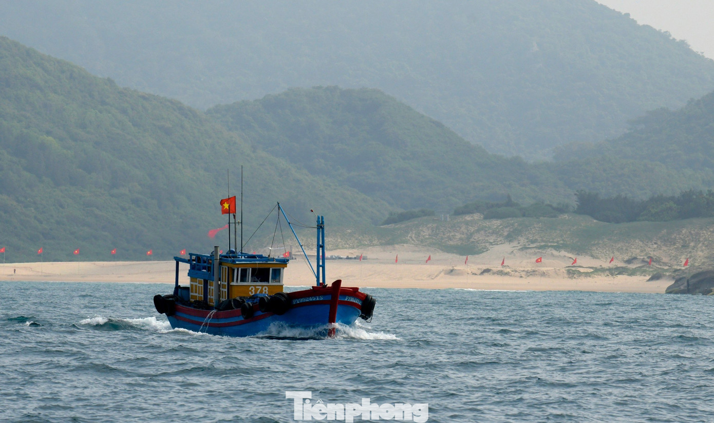 Khi tàu đi ngang qua Bãi Môn - Mũi Điện, có thể nhìn khá rõ hàng cờ tại Bãi Môn, nơi tổ chức Lễ Thượng cờ của Giải Vô địch Quốc gia Marathon và cự ly dài báo Tiền Phong lần thứ 65 - năm 2024 (Tiền Phong Marathon 2024). Các ngư dân rất thích thú trước sự xuất hiện của hàng cờ, sau đó hỏi chúng tôi về giải đấu sắp diễn ra ở Phú Yên.