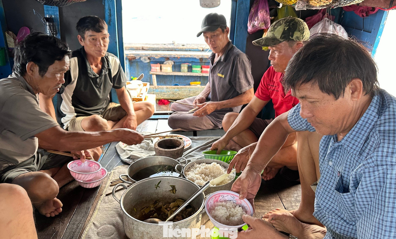 Khoảng 4h30 chiều, các ngư dân bắt đầu nấu nướng và dọn cơm. Bữa ăn nấu vội trên tàu gồm một nồi thịt heo xào dưa và một nồi canh cá (được câu trên đường ra khơi). Tuy đơn sơ nhưng đầm ấm, tất cả ăn ngon lành, lấy sức cho một đêm dài sắp tới.