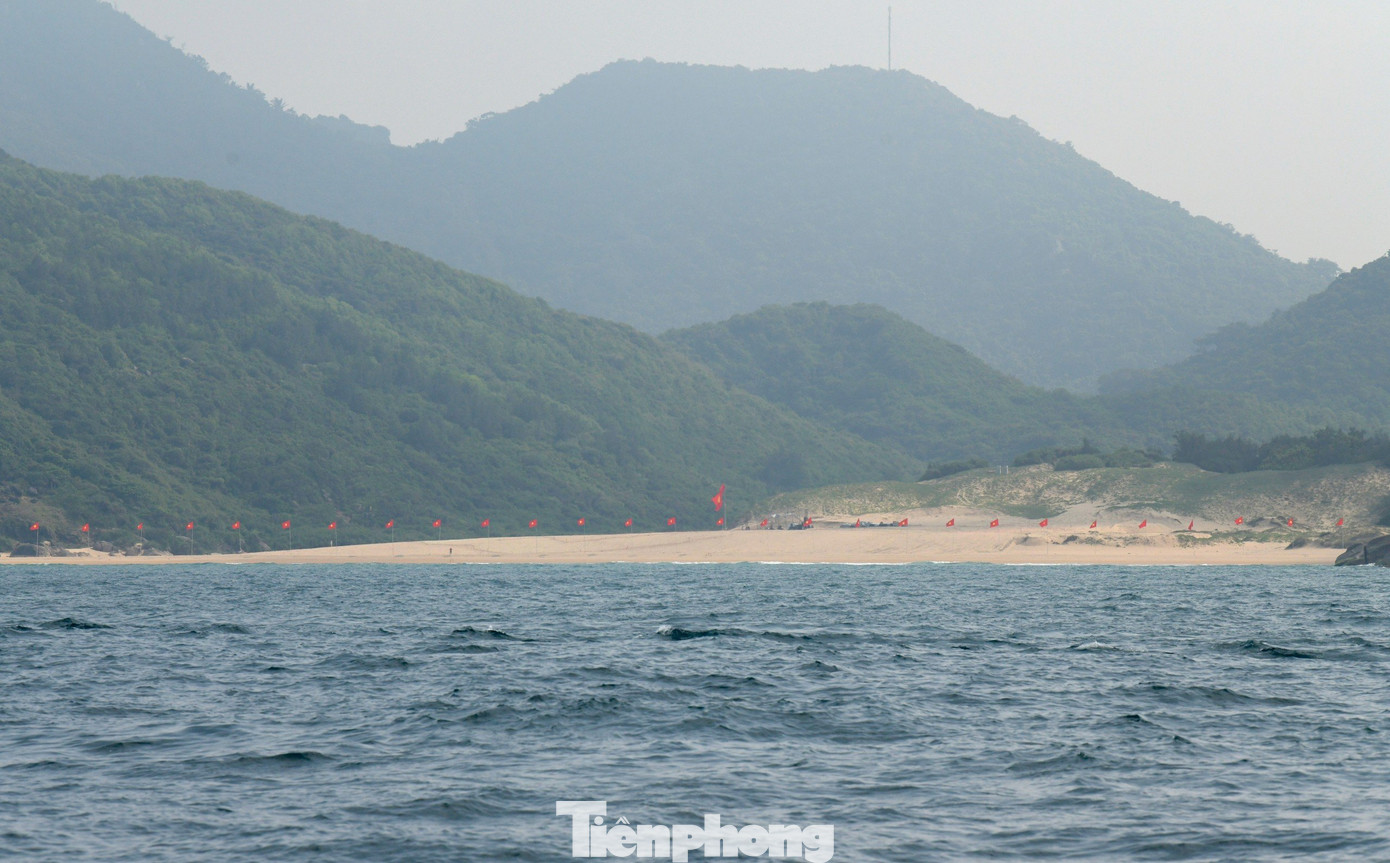 Khi tàu đi ngang qua Bãi Môn - Mũi Điện, có thể nhìn khá rõ hàng cờ tại Bãi Môn, nơi tổ chức Lễ Thượng cờ của Giải Vô địch Quốc gia Marathon và cự ly dài báo Tiền Phong lần thứ 65 - năm 2024 (Tiền Phong Marathon 2024). Các ngư dân rất thích thú trước sự xuất hiện của hàng cờ, sau đó hỏi chúng tôi về giải đấu sắp diễn ra ở Phú Yên.