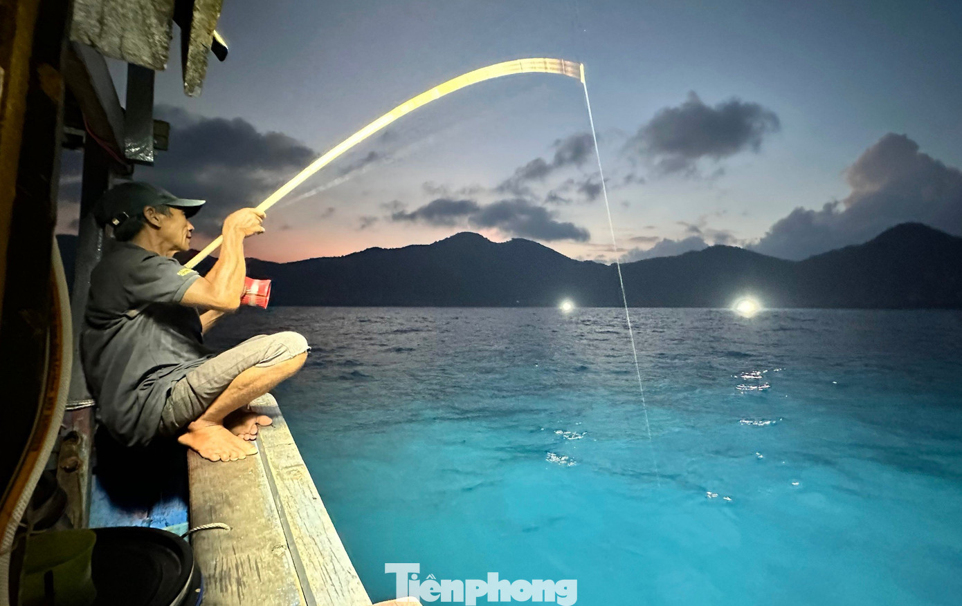 Trong lúc đợi đến giờ buông lưới, các ngư dân tranh thủ câu mực. Trong suốt thời gian, chúng tôi thấy các ngư dân hoàn toàn thoát ly khỏi cuộc sống hiện đại. Họ không dùng điện thoại và chỉ tập trung vào biển, nơi họ gửi gắm niềm hy vọng về một cuộc sống tốt đẹp.