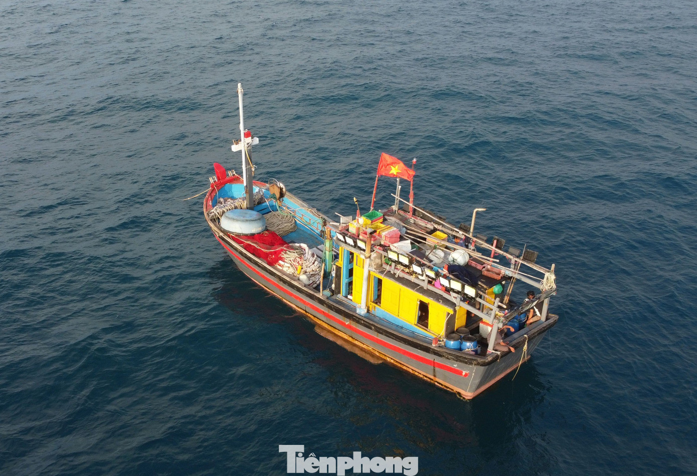 Chú Thoại gắn bó với nghề đã 35 năm. Chú tâm sự những năm trở lại đây "càng ngày càng quắt qué" (khó khăn), nhưng vẫn bám lấy nghề, mặc cho nhiều người quyết định lên bờ. "Đi uýnh (đánh) cá như này, hôm có, hôm không có con nào", chú nói.