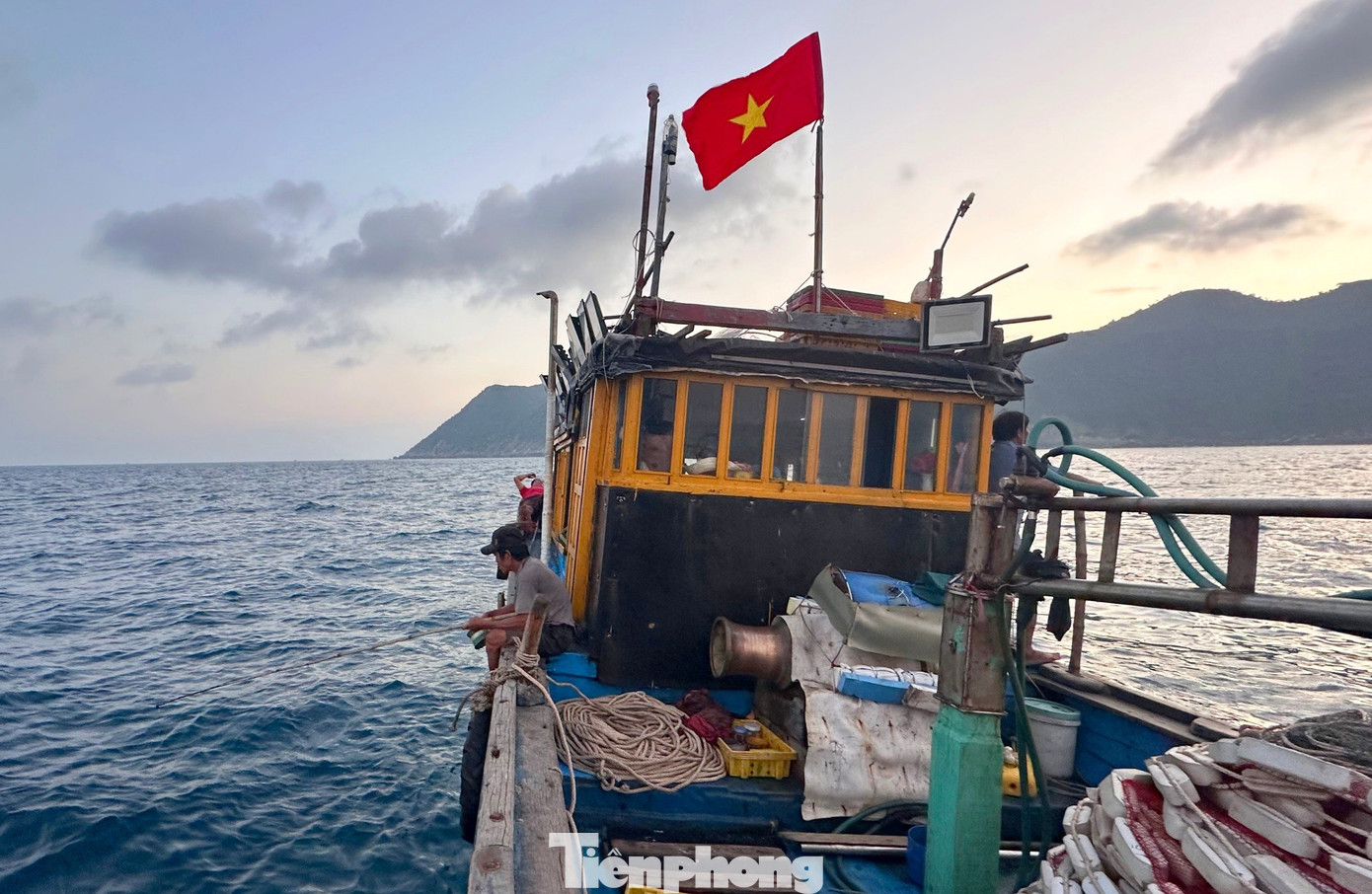 Trong chuỗi sự kiện của giải đấu, Ban tổ chức có chương trình tặng cờ Tổ quốc cho ngư dân Phú Yên bám biển, tàu đánh bắt xa bờ.