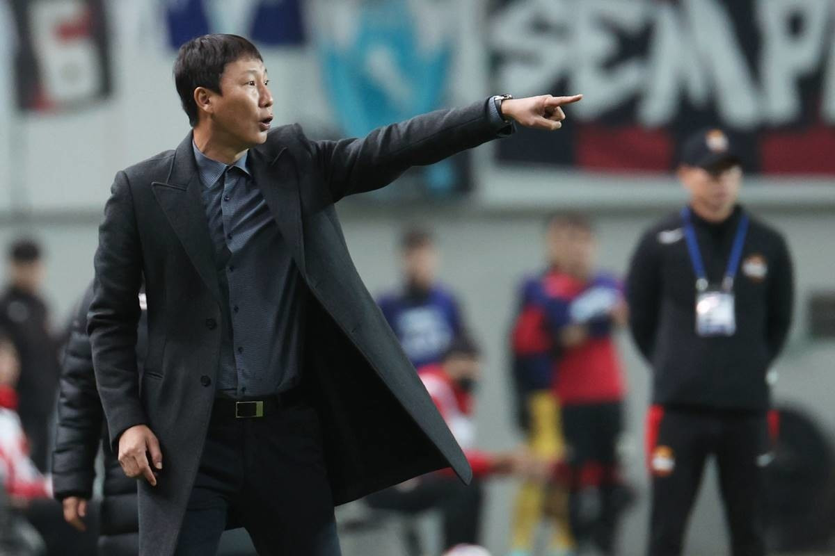 HLV Kim Sang-sik luôn mơ về thứ bóng đá tận hiến, giàu sức tấn công, nhưng chưa thể hiện thực hóa trong gần 2 năm rưỡi dẫn dắt Jeonbuk. HLV Kim Sang-sik luôn mơ về thứ bóng đá tận hiến, giàu sức tấn công, nhưng chưa thể hiện thực hóa trong gần 2 năm rưỡi dẫn dắt Jeonbuk.