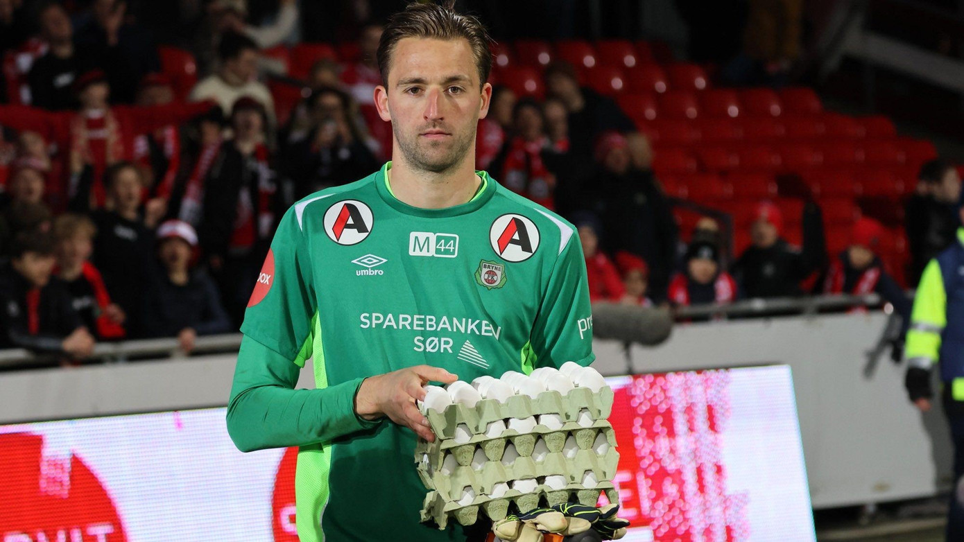 Thủ môn Jan de Boer với phần thưởng là 4 khay trứng gà tươi.