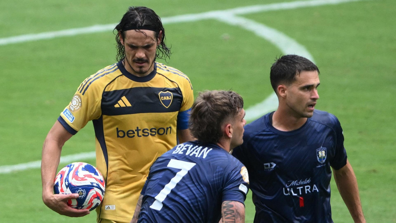 Edinson Cavani cùng Boca Juniors rời giải sau trận hòa Auckland City.