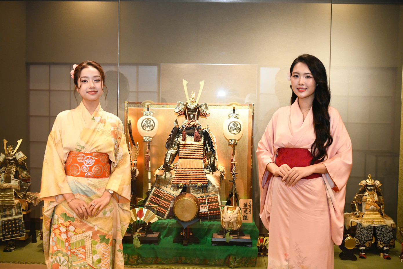 Người đẹp Nhân ái Ngọc Mai cùng Người đẹp Truyền thông Thanh Tâm bên bộ giáp Samurai trứ danh của Nhật Bản. Bên cạnh mục đích chiến đấu, các bộ giáp Samurai còn là một công trình nghệ thuật với rất nhiều chi tiết trang trí cầu kỳ. Người đẹp Nhân ái Ngọc Mai cùng Người đẹp Truyền thông Thanh Tâm bên bộ giáp Samurai trứ danh của Nhật Bản. Bên cạnh mục đích chiến đấu, các bộ giáp Samurai còn là một công trình nghệ thuật với rất nhiều chi tiết trang trí cầu kỳ.