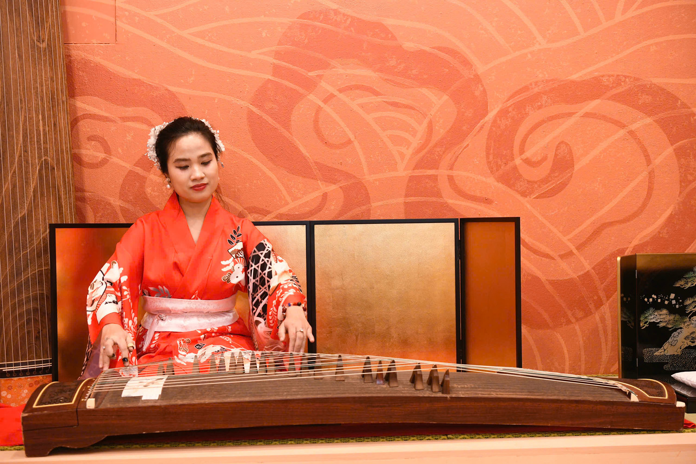 Các nghệ nhân trình diễn Sakura, bản nhạc dân gian Nhật Bản bằng các nhạc cụ Kokyu và Koto. Các nghệ nhân trình diễn Sakura, bản nhạc dân gian Nhật Bản bằng các nhạc cụ Kokyu và Koto.