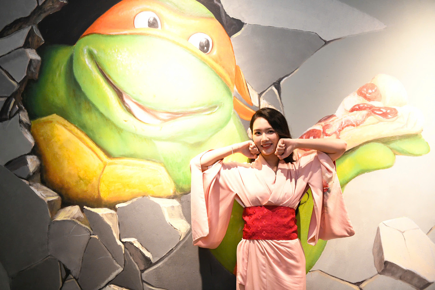 Bảo tàng văn hóa Nhật Bản còn bao gồm những bức tranh tường khổng lồ, tạo nên background tuyệt đẹp để các Á hậu, Người đẹp thoải mái thả dáng. Bảo tàng văn hóa Nhật Bản còn bao gồm những bức tranh tường khổng lồ, tạo nên background tuyệt đẹp để các Á hậu, Người đẹp thoải mái thả dáng.