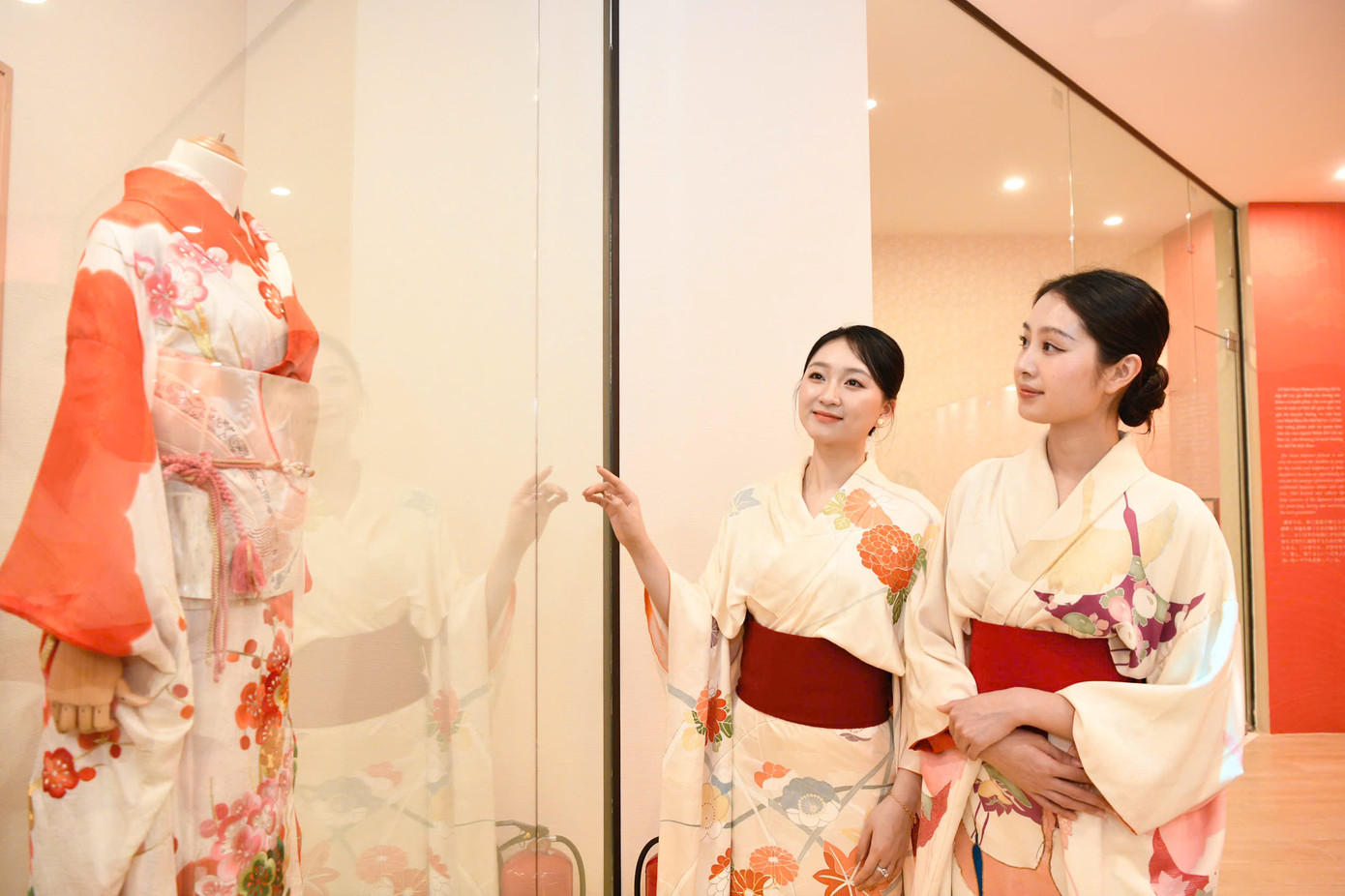 Hai Người đẹp Kim Trà My và Giáng My thích thú tìm hiểu trang phục truyền thống Nhật Bản, với các bộ Hakama, Kimono và Yukata, những biểu tượng của sự thanh lịch của người Nhật. Hai Người đẹp Kim Trà My và Giáng My thích thú tìm hiểu trang phục truyền thống Nhật Bản, với các bộ Hakama, Kimono và Yukata, những biểu tượng của sự thanh lịch của người Nhật.