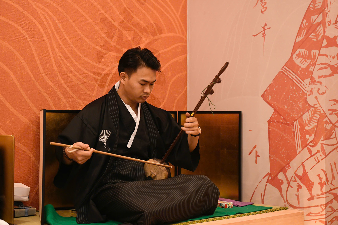 Các nghệ nhân trình diễn Sakura, bản nhạc dân gian Nhật Bản bằng các nhạc cụ Kokyu và Koto. Các nghệ nhân trình diễn Sakura, bản nhạc dân gian Nhật Bản bằng các nhạc cụ Kokyu và Koto.