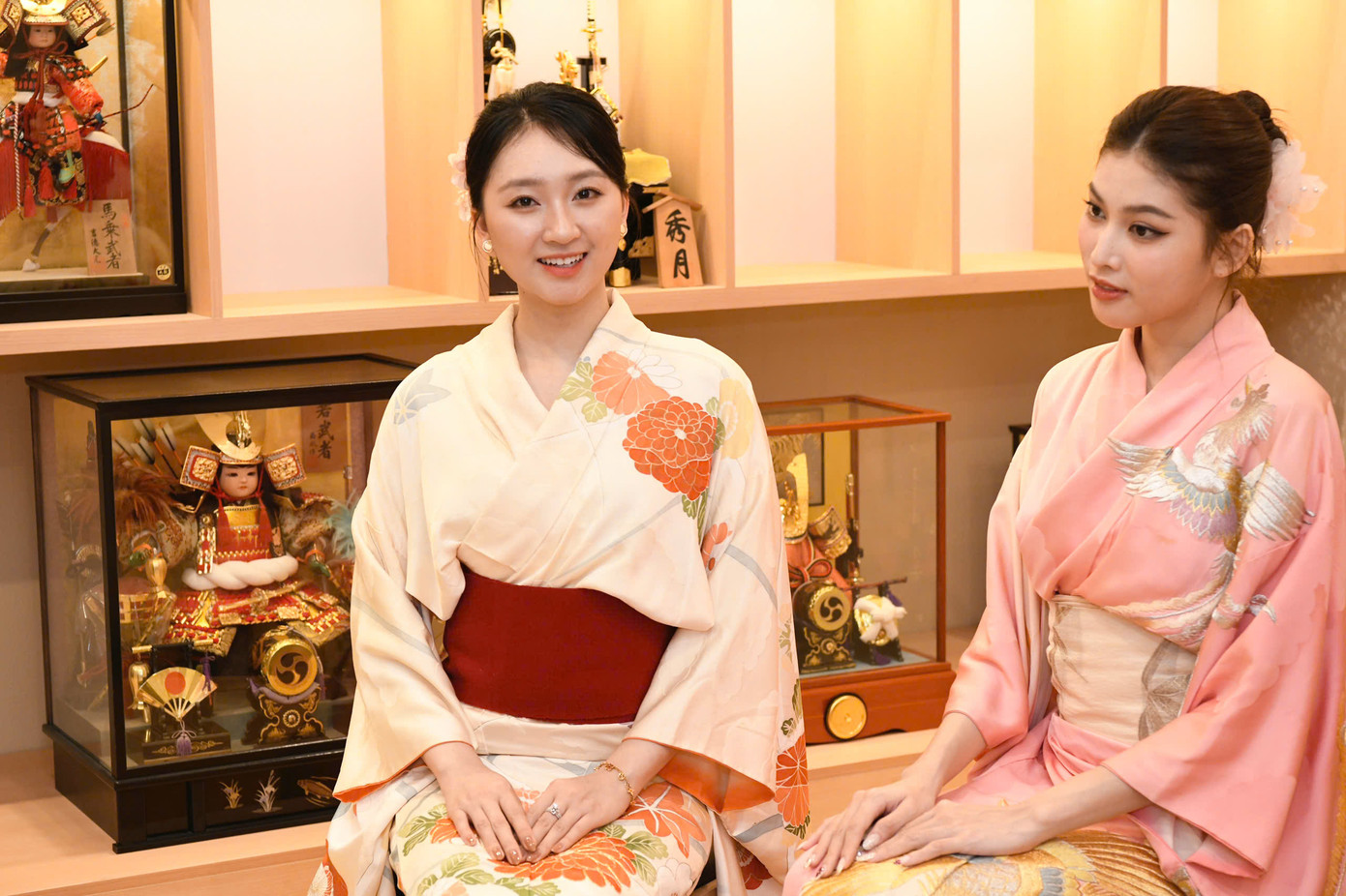 Các Á hậu, Người đẹp vô cùng hào hứng trước bộ sưu tập đồ sộ búp bê Nhật Bản thường được dùng trong Lễ hội Hina dành cho các bé gái. Các Á hậu, Người đẹp vô cùng hào hứng trước bộ sưu tập đồ sộ búp bê Nhật Bản thường được dùng trong Lễ hội Hina dành cho các bé gái.