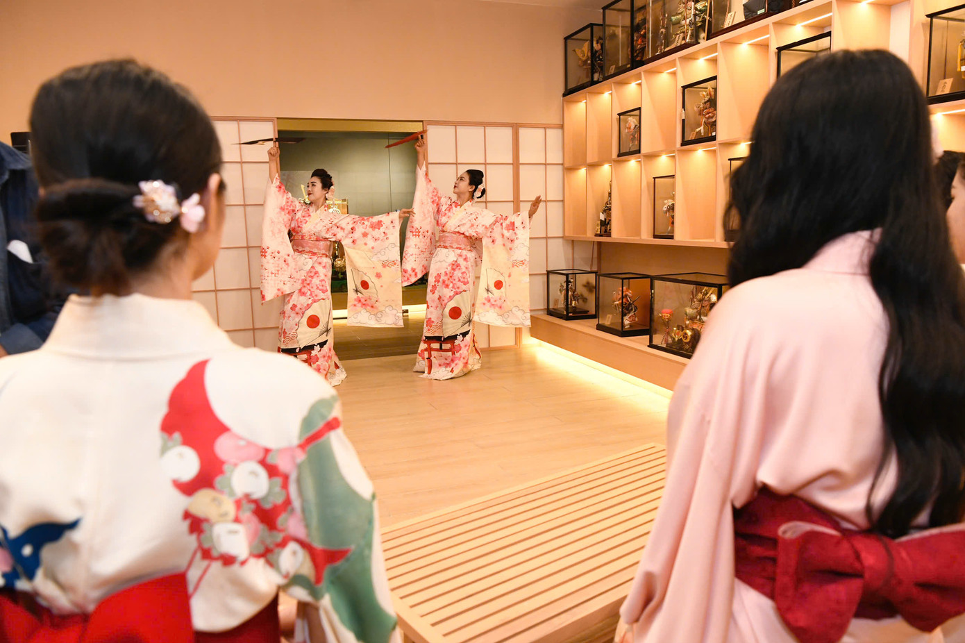 Tại Bảo tàng Văn hóa Nhật Bản, các Á hậu, Người đẹp còn được thưởng thức màn múa geisha, loại hình ca vũ truyền thống Nhật Bản. Tại Bảo tàng Văn hóa Nhật Bản, các Á hậu, Người đẹp còn được thưởng thức màn múa geisha, loại hình ca vũ truyền thống Nhật Bản.