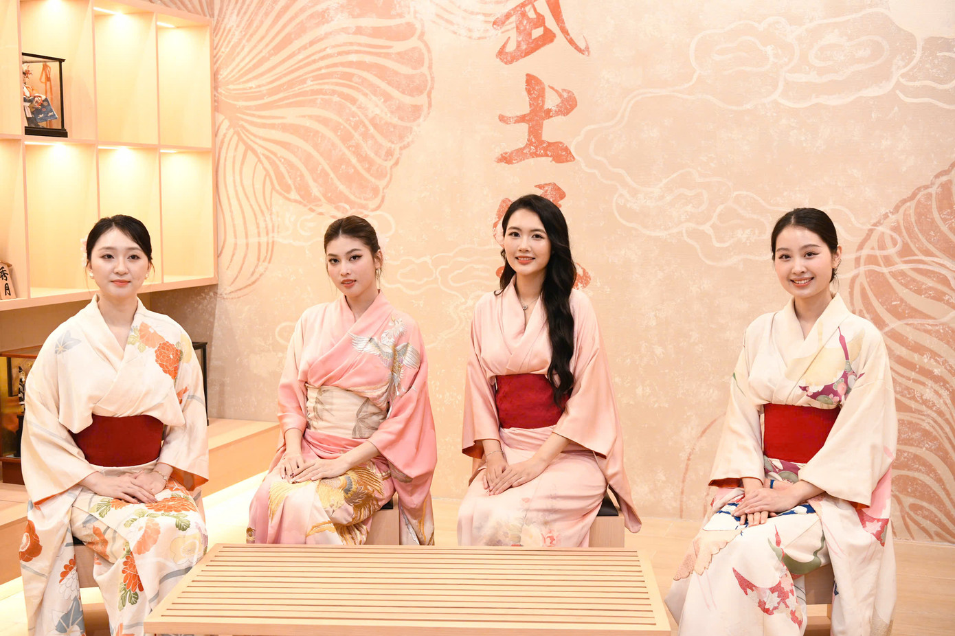 Người đẹp Kim Trà My, Á hậu Ngọc Thảo, Người đẹp Truyền thông Thanh Tâm cùng Người đẹp Giáng My cũng thưởng thức Ongaku - âm nhạc truyền thống Nhật Bản. Người đẹp Kim Trà My, Á hậu Ngọc Thảo, Người đẹp Truyền thông Thanh Tâm cùng Người đẹp Giáng My cũng thưởng thức Ongaku - âm nhạc truyền thống Nhật Bản.