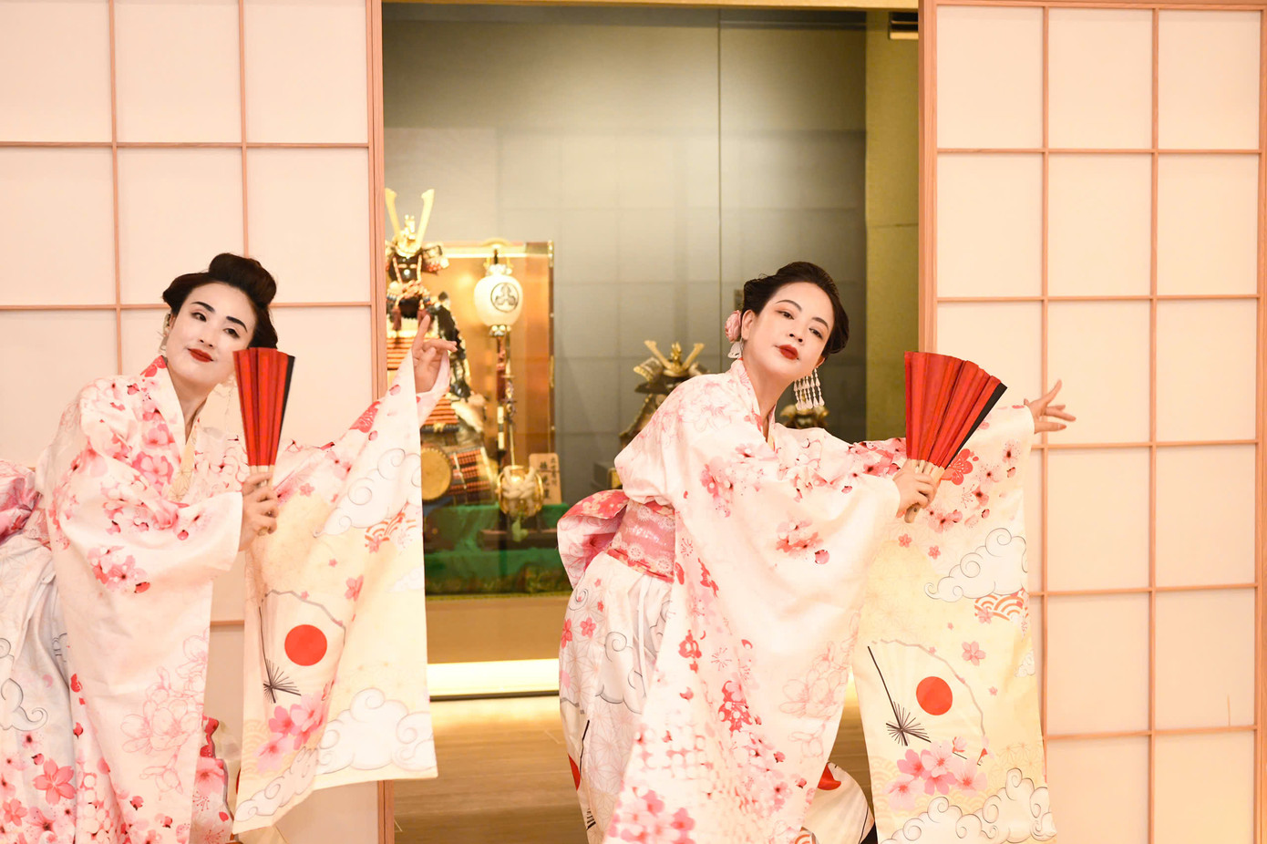 Tại Bảo tàng Văn hóa Nhật Bản, các Á hậu, Người đẹp còn được thưởng thức màn múa geisha, loại hình ca vũ truyền thống Nhật Bản. Tại Bảo tàng Văn hóa Nhật Bản, các Á hậu, Người đẹp còn được thưởng thức màn múa geisha, loại hình ca vũ truyền thống Nhật Bản.