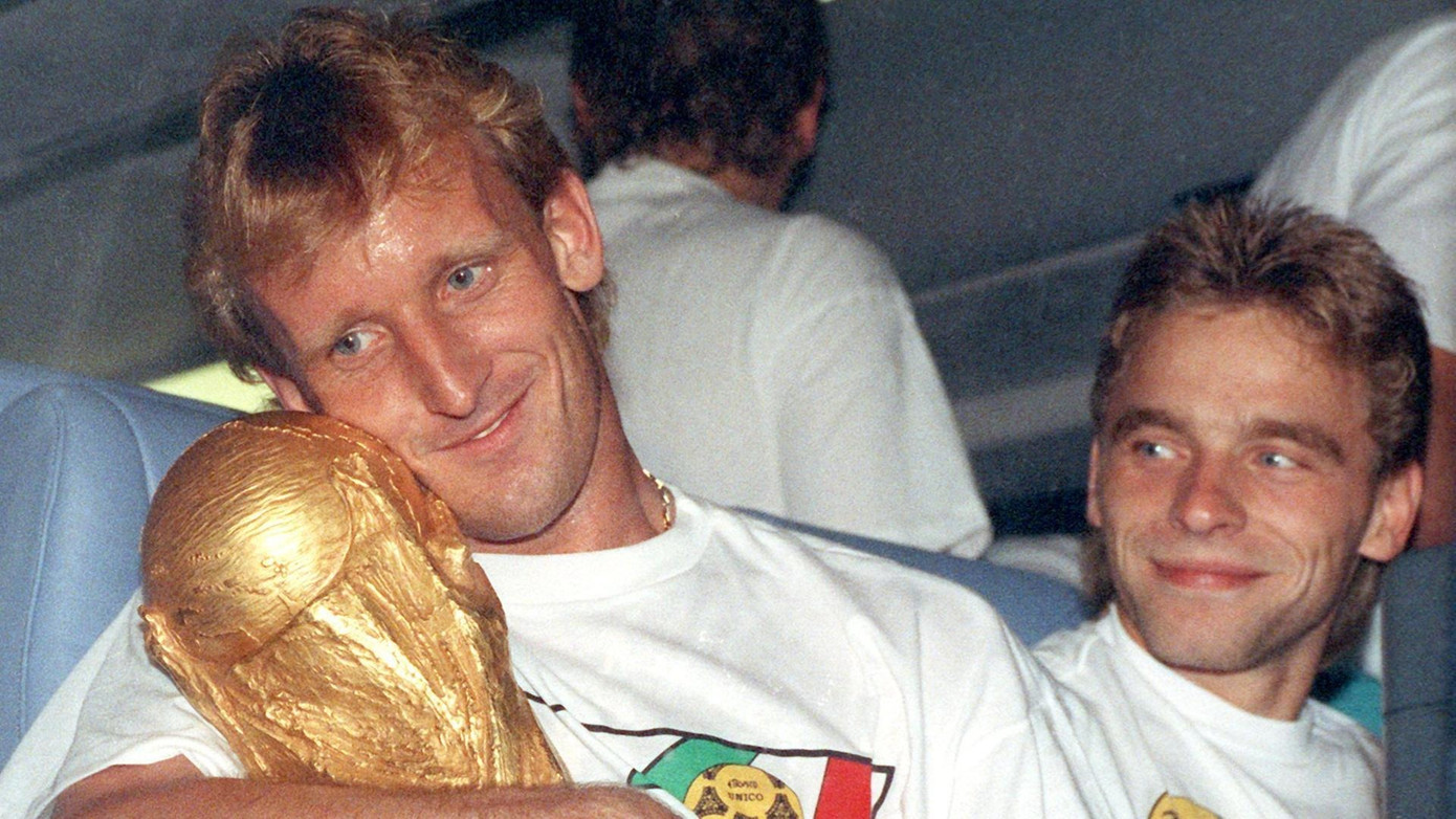 ...còn Brehme về nước với chiếc Cúp vô địch thế giới trên tay.