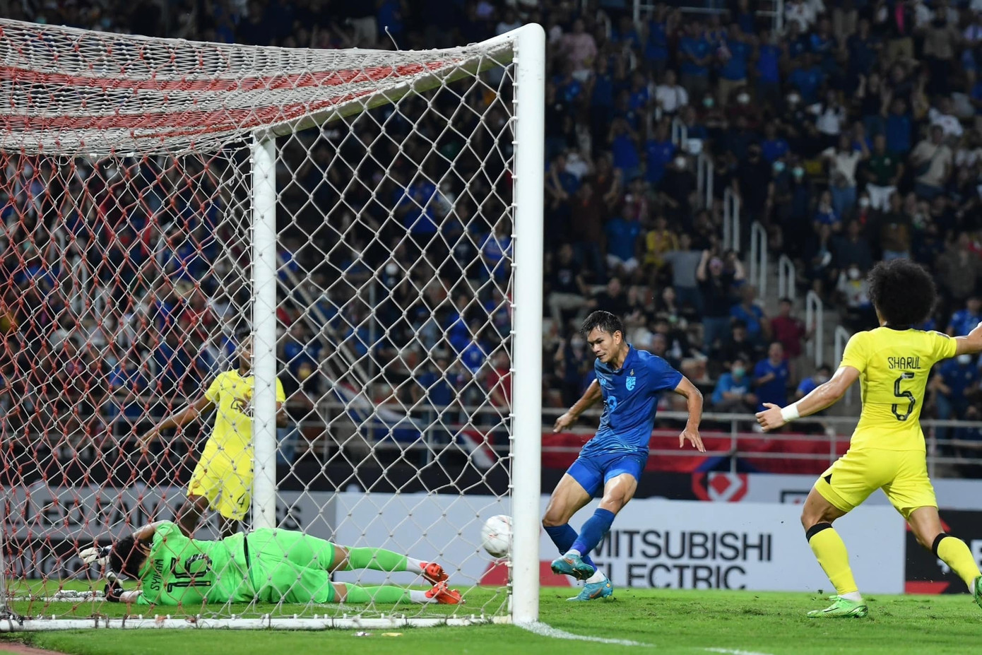 Adisak Kraisorn ghi bàn sau khi vào sân ở đầu hiệp hai. (Ảnh: SiamSport) Adisak Kraisorn ghi bàn sau khi vào sân ở đầu hiệp hai. (Ảnh: SiamSport)