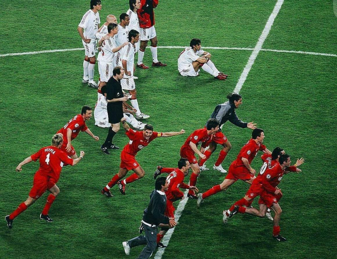 Hai thái cực trái ngược sau loạt sút luân lưu trận chung kết năm 2005. (Ảnh: Getty Images)