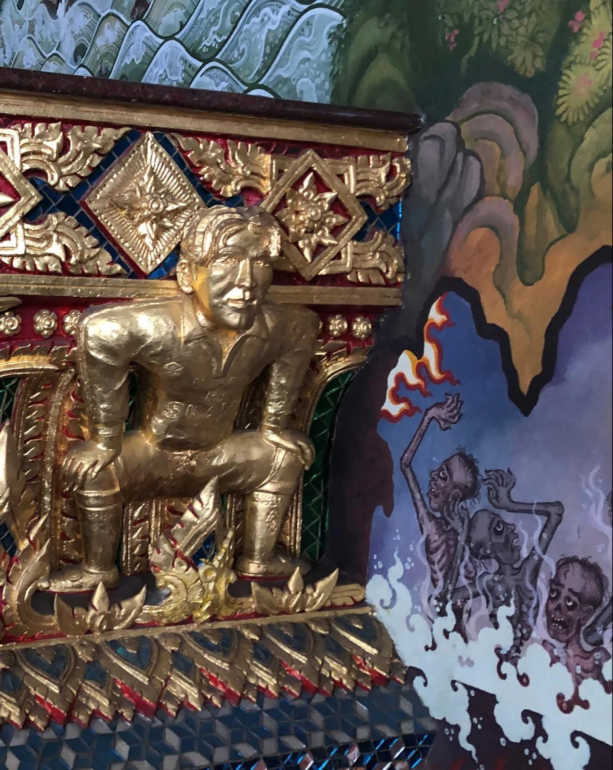 Bức tượng David Beckham trong tư thế một vị thần ở chùa Pariwat. (Ảnh: The Sun) Bức tượng David Beckham trong tư thế một vị thần ở chùa Pariwat. (Ảnh: The Sun)