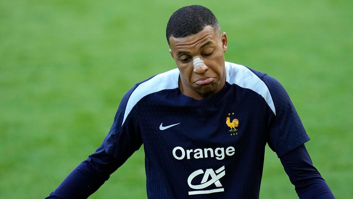 Mbappe tỏ ra khá ổn với chiếc mũi được băng bó. Mbappe tỏ ra khá ổn với chiếc mũi được băng bó.