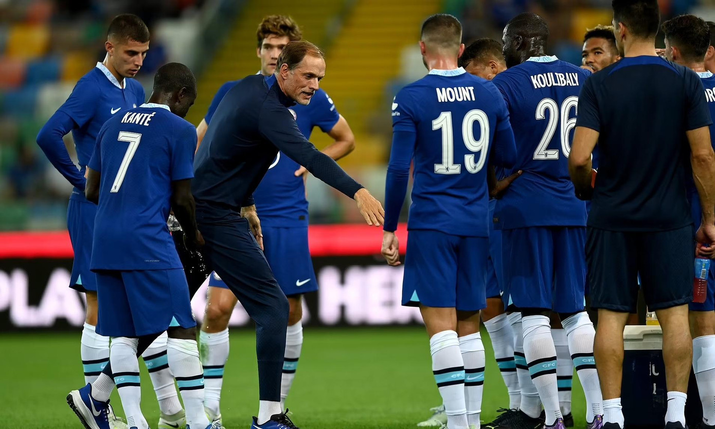 Thomas Tuchel chỉ đạo các học trò trong chiến thắng 3-1 trước Udinese. (Ảnh: Daily Mail)