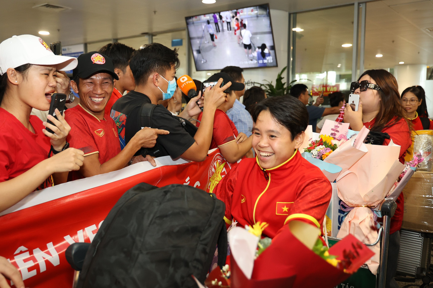 Mừng về nhà, các cô gái kim cương! ảnh 68