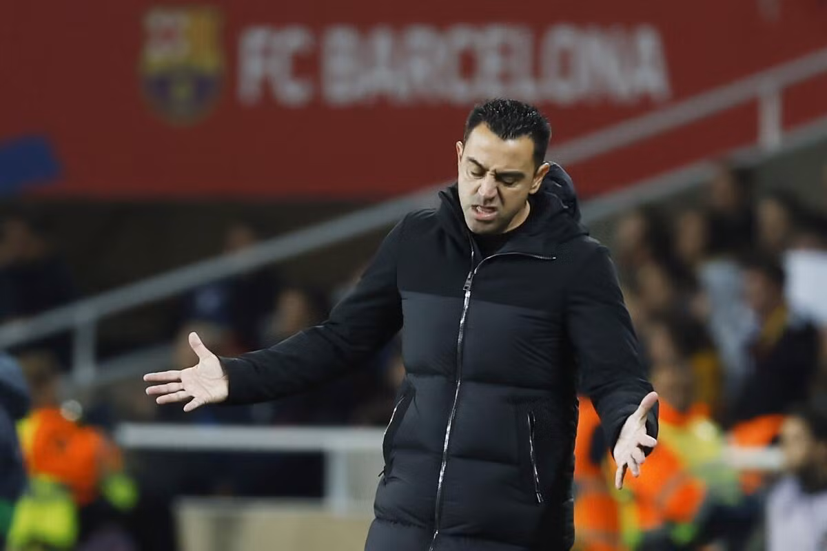 Xavi đang mắc kẹt trong cuộc khủng hoảng của Barca. Xavi đang mắc kẹt trong cuộc khủng hoảng của Barca.