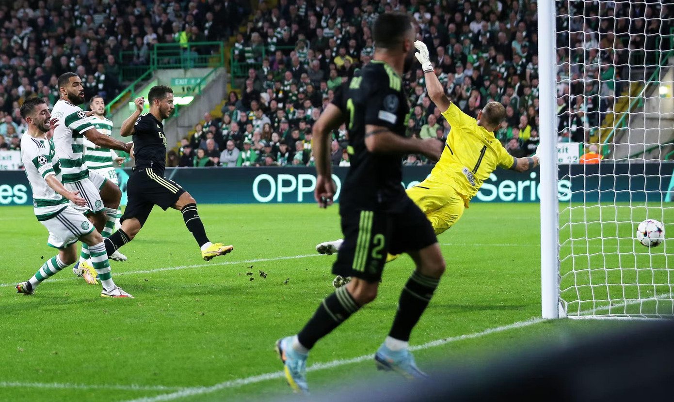 Eden Hazard tham gia vào 2 bàn thắng trong trận gặp Celtic. (Ảnh: Independent)