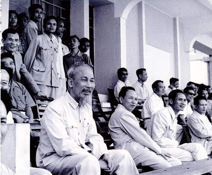 Bác Hồ xem trận đấu giữa Tổng cục Bưu Điện và công nhân Cảng Hà Nội ở SVĐ Cột Cờ vào ngày 1/5/1957. (Ảnh: TTXVN) Bác Hồ xem trận đấu giữa Tổng cục Bưu Điện và công nhân Cảng Hà Nội ở SVĐ Cột Cờ vào ngày 1/5/1957. (Ảnh: TTXVN)